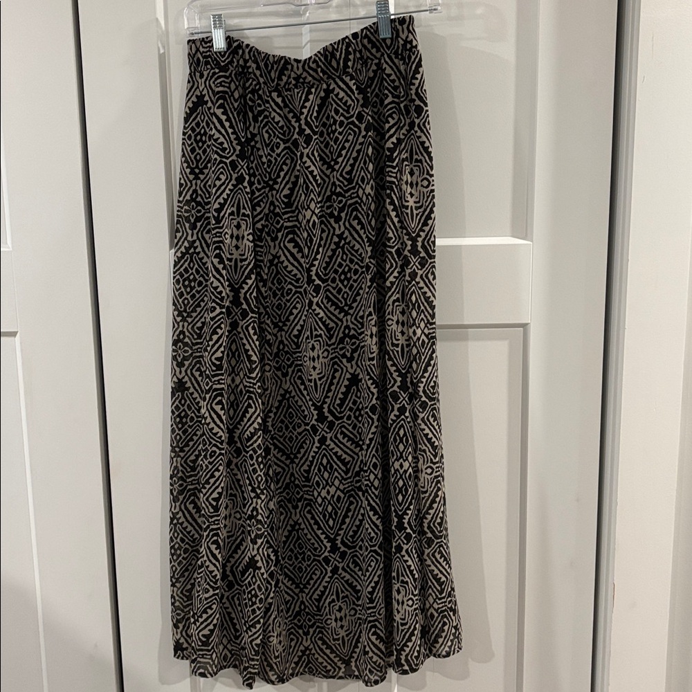 Skirt Covington long lined  Black and Cream design 
EUC